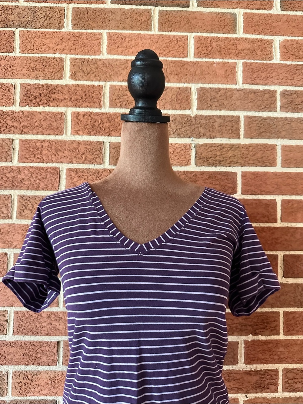 Lululemon Purple White Striped V-Neck Short Sleeve Women's T-Shirt, Size 4 - Picture 2 of 7